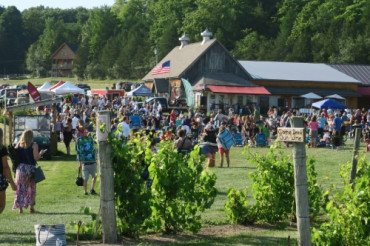 Dig Deep Benefit Concert at Snow Farm Vineyard